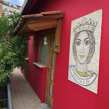 Red Goat Hostel Tiran
